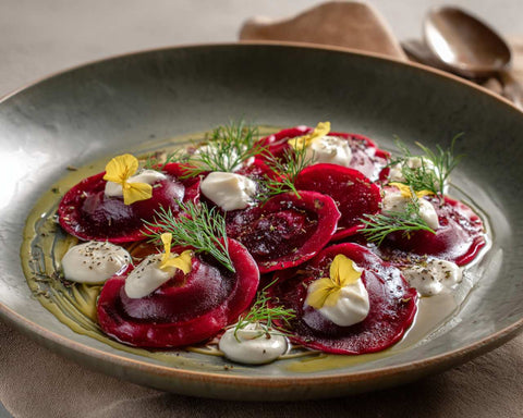 Ravioli di barbabietola e fondente di anacardi