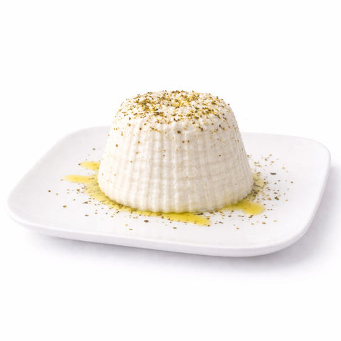 dettaglio pepe e olio variante vegan di crema di mandorle saporita e affumicata