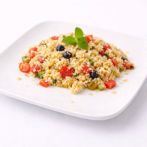 dettaglio pomodoro olive e ceci nel cous cous vegan