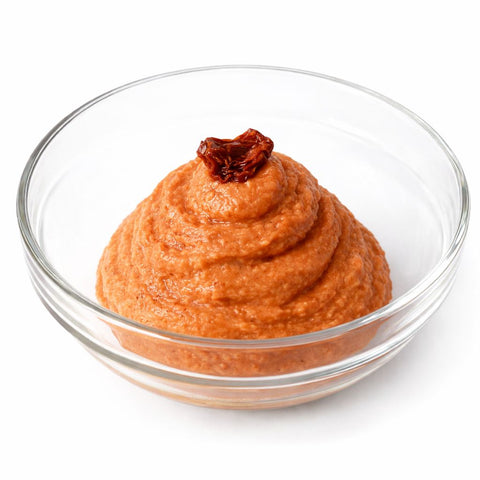 dettaglio pomodoro secco su crema di anacardi
