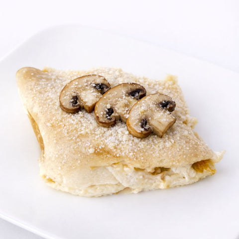 dettaglio funghi e besciamella vegan all'interno della crespella vegan