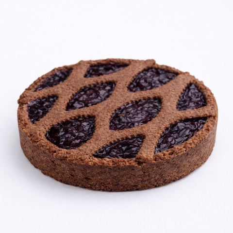 dettaglio laterale di frolla vegana al cioccolato con marmellata ai frutti di bosco