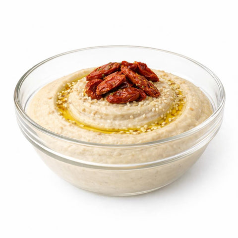 dettaglio pomodori secchi e sesamo su hummus