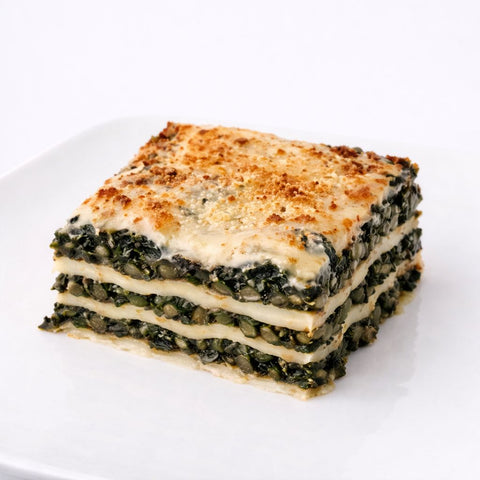 strati di cavolo nero e besciamella all'interno di lasagna artigianale vegan