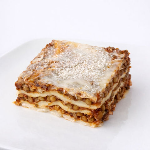 dettaglio strati di lasagna con ragu di lenticchie e besciamella senza glutine