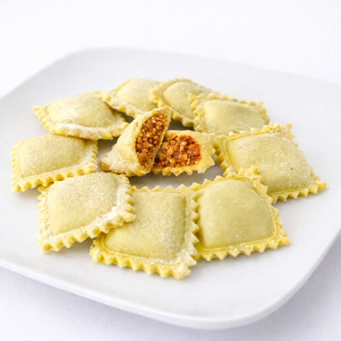 dettaglio ripieno al ragu di soia dei ravioli vegan artigianali