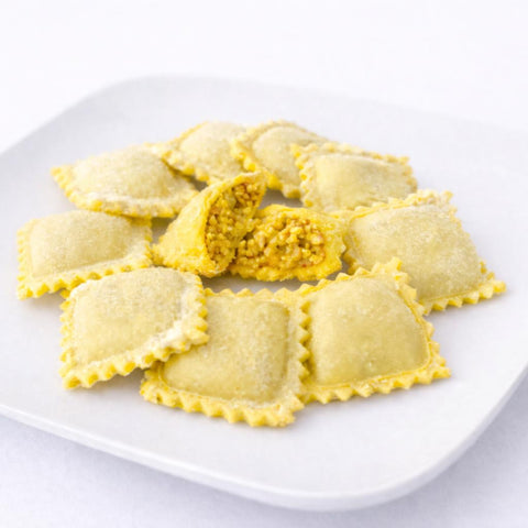 Dettaglio ragu di tofu affumicato e anacardi ravioli vegan