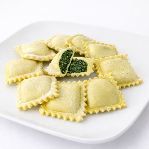 dettaglio farcitura di pesto di cavolo nero dei ravioli artigianali vegan