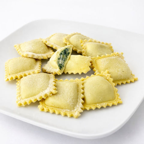 dettaglio ripieno di crema di mandorle ed erbette dei ravioli artigianali vegan