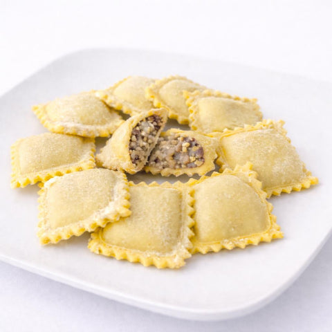 dettaglio ripieno di funghi e patate dei ravioli artigianali vegan