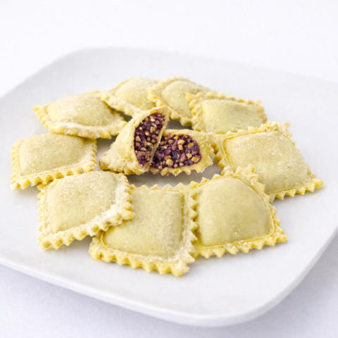 dettaglio ripieno radicchio e noci dei ravioli artigianali vegan