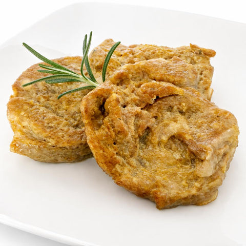 dettaglio rosmarino su scaloppine di soia vegan